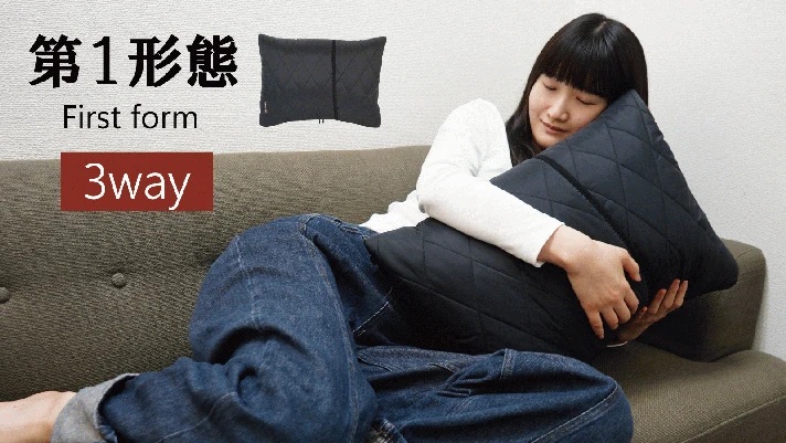 収納したSUGOMORIを抱き枕のように使ってくつろぐ女性